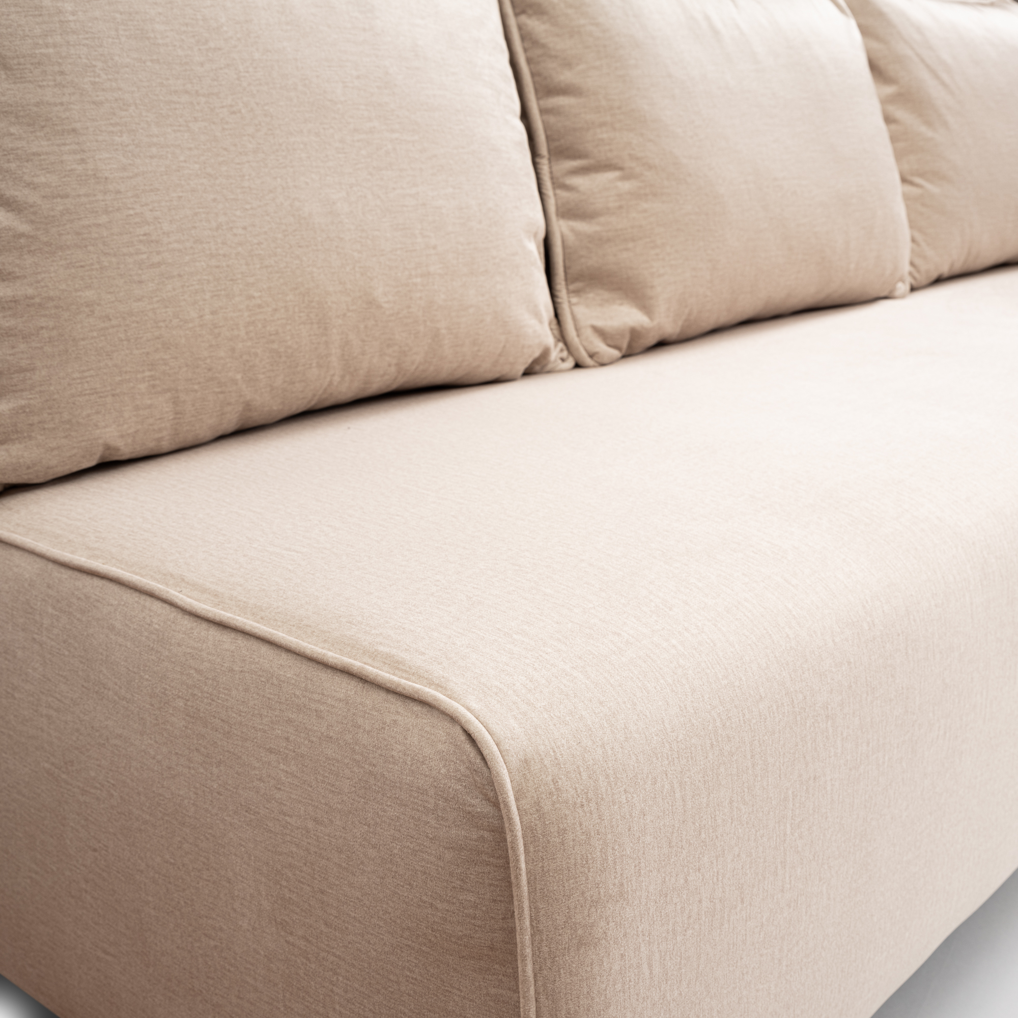 beżowa sofa do salonu